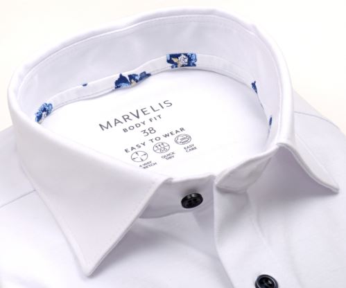 Marvelis Body Fit Jersey – bílá elastická košile se zdobeným límcem a tmavomodrými knoflíčky Marvelis Body Fit Jersey – bílá elastická košile se zdobeným límcem a tmavomodrými knoflíčky