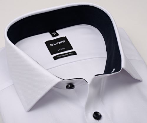 Olymp Modern Fit Natté – bílá košile s jemnou strukturou a tmavomodrým vnitřním límcem Olymp Modern Fit Natté – bílá košile s jemnou strukturou a tmavomodrým vnitřním límcem