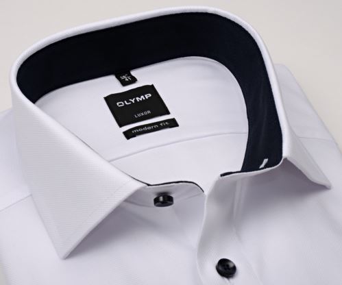 Olymp Modern Fit Natté – bílá košile s jemnou strukturou a tmavomodrým vnitřním límcem