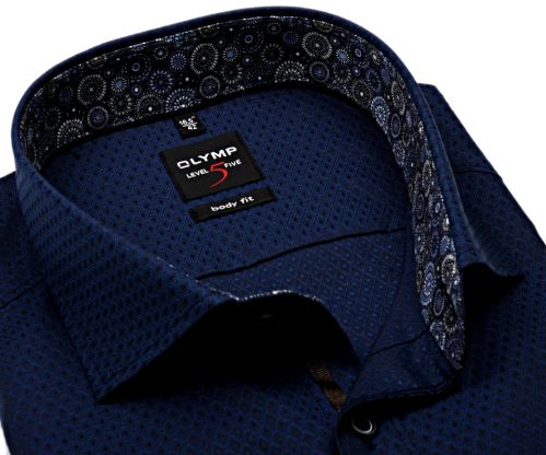 Olymp Level Five – tmavomodrá košeľa s votkaným vzorom a farebným vnútorným golierom