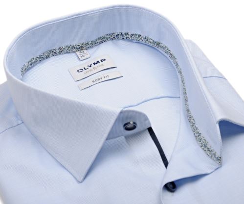 Olymp Level Five – světle modrá s jemnou strukturou, zdobeným vnitřním límcem a légou - prodloužený rukáv Olymp Level Five – světle modrá s jemnou strukturou, zdobeným vnitřním límcem a légou - prodloužený rukáv