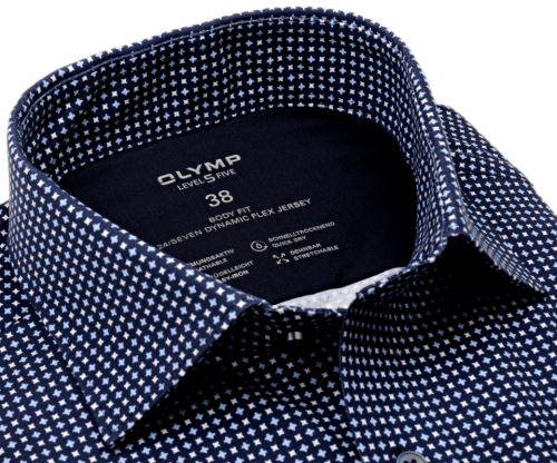 Olymp Level Five 24/Seven Jersey – luxusní tmavomodrá elastická košile se světle modrými hvězdičkami Olymp Level Five 24/Seven Jersey – luxusní tmavomodrá elastická košile se světle modrými hvězdičkami