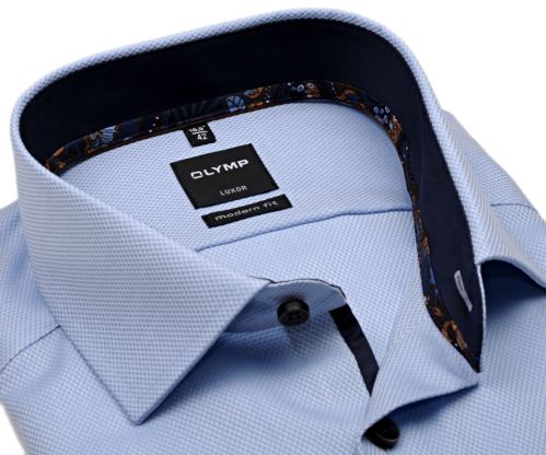 Olymp Modern Fit – světle modrá košile s vetkaným vzorem a tmavomodrým vnitřním límcem - prodloužený rukáv