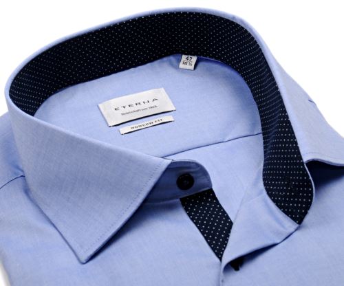 Eterna Modern Fit Fine Oxford – světle modrá košile s tmavě modrým vnitřním límcem, manžetou a légou Eterna Modern Fit Fine Oxford – světle modrá košile s tmavě modrým vnitřním límcem, manžetou a légou