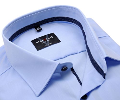Marvelis Body Fit – světle modrá košile s tmavomodrým vnitřním límcem a légou