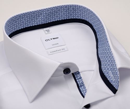 Olymp Luxor Comfort Fit – biela košeľa s modro-bielym vnútorným golierom, manžetou a légou