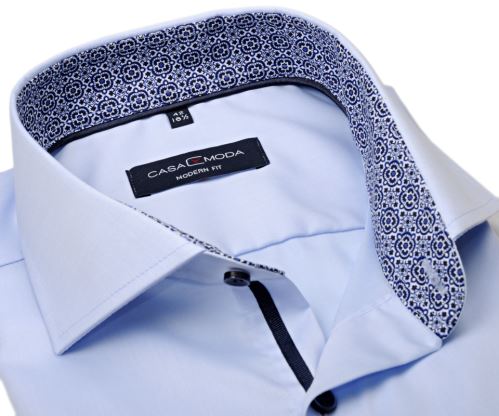 Casa Moda Modern Fit Twill – světle modrá košile s modro-bílým vnitřním límcem a manžetou