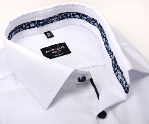 Marvelis Body Fit – bílá košile s květinovým modrým vnitřním límcem a manžetou Marvelis Body Fit – bílá košile s květinovým modrým vnitřním límcem a manžetou